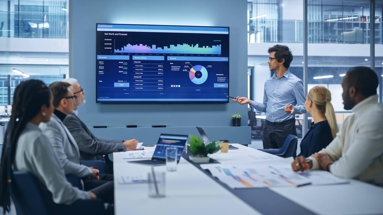 Data-Driven Decision Making: Strategi Mengambil Keputusan Bisnis Berdasarkan Data, Bukan Sekadar Insting
